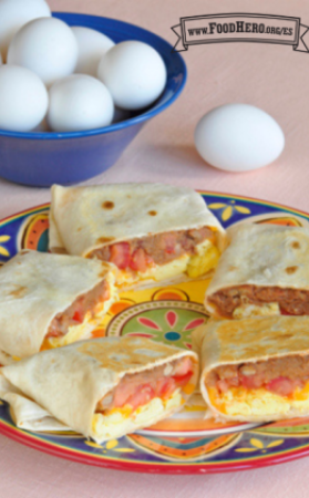 Tortillas de harina se rellenan con frijoles, huevos, tomate y queso y se hornean para que queden crujientes por fuera.