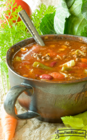 Plato con sopa de tomate, verduras y carne molida.