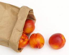 Para madurar fruta ponla en una bolsa de papel cerrada. Para madurar fruta ponla en una bolsa de papel cerrada.