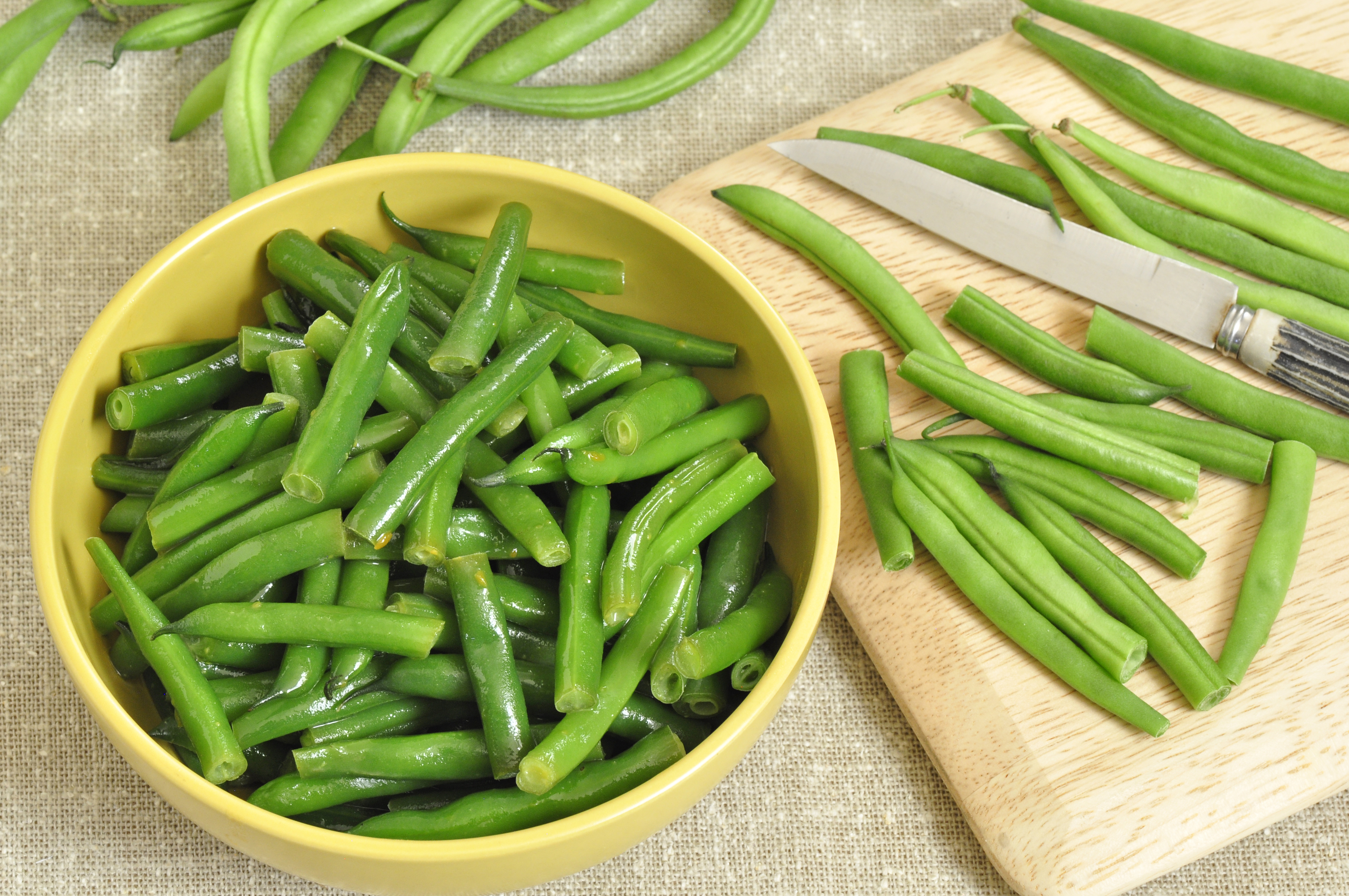 honey mustard green beans served on tray in bowl
