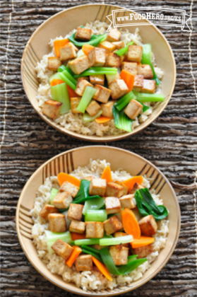Cubos de tofu marinados se hornean y se combinan con vegetales salteados y se muestran sobre tazones de arroz integral.