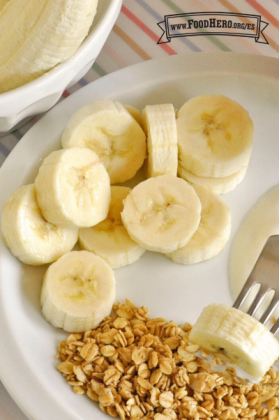 Use un tenedor para sumergir trozos de plátano en yogur y luego en granola para un bocadillo sencillo.