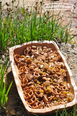  Tazón de madera con una mezcla de nueces, pretzels y cereal.  