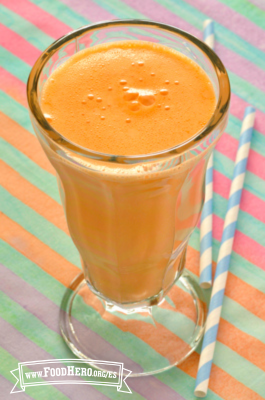 Frasco de vidrio con una mezcla de yogur y jugo de naranja.