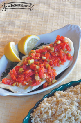  Filete de pescado sobre cama de espinacas con una capa de tomate y cebolla verde.