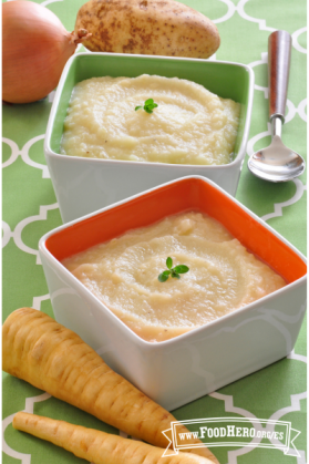 Tazones pequeños de sopa suave de chirivía. 