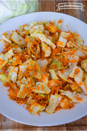 Plato con repollo mezclado con zanahorias ralladas.