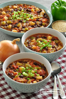 Chili con Frijoles Negros, Camote y Quinoa en la Olla de Cocción Lenta