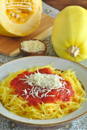 Fideos de calabaza espagueti servidos con salsa roja y queso parmesano rallado.