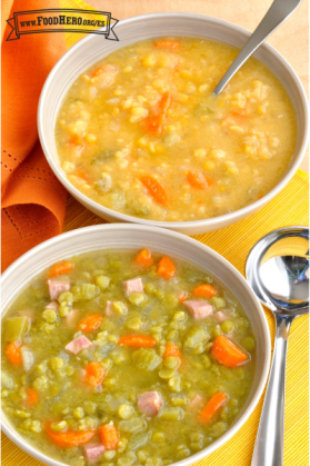 Dos tazones con sopa de chícharos verdes y amarillos y verduras.