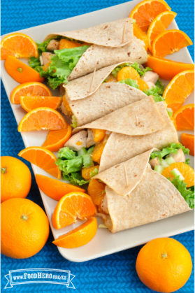 Plato con tortillas rellenas de lechuga, pollo y naranjas.