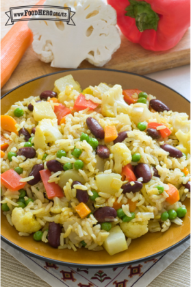 Plato con arroz, frijoles y verduras.