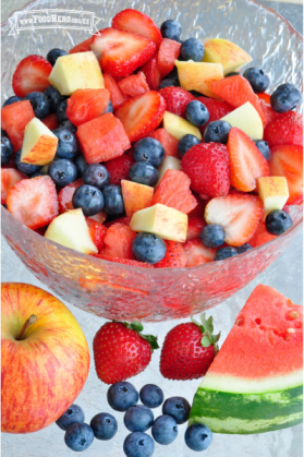 Tazón grande con una colorida mezcla de frutas frescas.