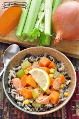 Tazón con arroz y una cobertura de salmón y verduras.