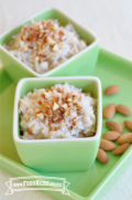 Pudín de arroz cremoso cubierto con almendras picadas.