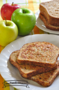 Rebanadas de pan francés cocinadas con puré de manzana, vainilla y canela se muestran en un plato.