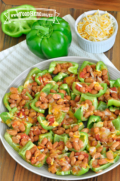 Trozos de chile campana se cubren con frijoles, salsa y queso para una variación de los nachos clásicos.