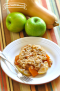 Calabaza tipo “butternut” y manzanas con una cubierta crujiente de avena condimentada con canela horneada hasta quedar dorada.