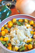 Un tazón de calabaza tipo “butternut” sazonada y cubierta con queso rallado.