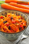 Tazón de ensalada de zanahoria rallada con aderezo.
