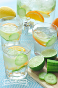 Vasos de agua con rodajas flotantes de pepino y limones.