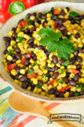 Apetitosa variedad de maíz, frijol y verduras adornadas con cilantro.