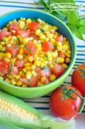 Mezcla de maíz y tomate con aderezo en un tazón pequeño.