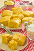 Piezas cuadradas de pan de elote amarillo en platos.