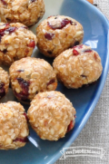 Plato de bolitas de avena con arándanos rojos secos.