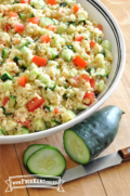 Cuscús esponjoso mezclado con verduras picadas.