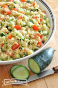  Cuscús esponjoso mezclado con verduras picadas.