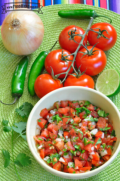Tazón pequeño de una salsa con base de tomates picados en cubitos.