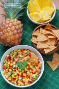 tazón de salsa de piña