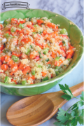 Tazón de quinoa con una mezcla colorida de verduras.