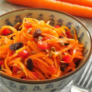 Tazón de ensalada de zanahoria rallada con aderezo.  