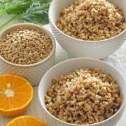 Bowls of cooked farro.