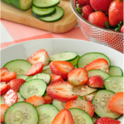 Rodajas de fresa y pepino recubiertas con aderezo de semillas de amapola.
