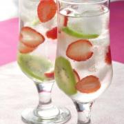 Glasses of water with strawberry and kiwi slices.