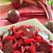 Tazón con betabeles rojos y piña. 