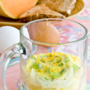 Omelet de huevos cubierto con queso en una taza.