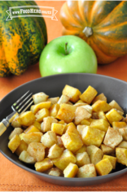 Cubitos de calabaza y manzana se hornean con una pizca de canela.