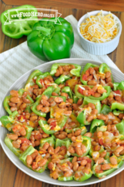  Trozos de chile campana se cubren con frijoles, salsa y queso para una variación de los nachos clásicos.