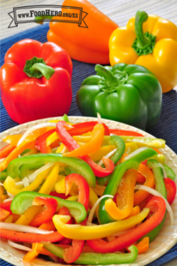 Tiras de chile campanarojo, amarillo y verde se mezclan con rodajas de cebolla y aderezo para una ensalada ligera y crujiente.