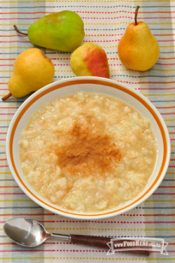 Tazón de peras machacadas cubiertas con especias.