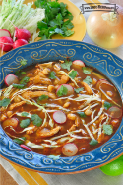 Tazón grande de pozole espolvoreado con cilantro.