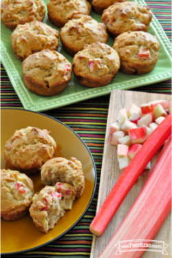 Plato de panecillos con pequeños trozos de ruibarbo rosado.