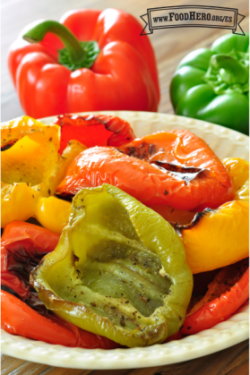 Mitades rostizadas de chile campana multicolor en un tazón.