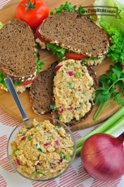 Pan cubierto con Ensalada de Garbanzos Machacados.