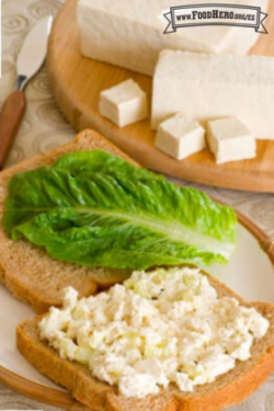 Mezcla cremosa de tofu servida en pan con lechuga.