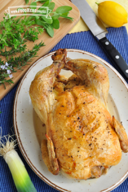 pollo entero rostizado en un plato